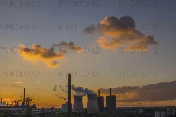 Huckingen power station, a gas-fired power station operated by RWE on the site of the blast furnace steelworks of Huettenwerke Krupp Mannesmann, Huettenheim, Duisburg, Ruhr area, North Rhine-Westphalia, Germany, Europe