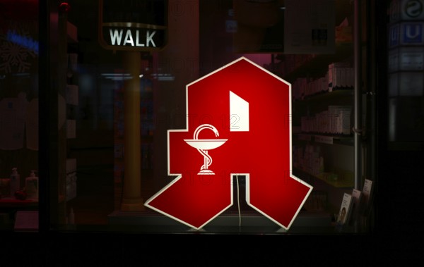 Night shot, logo, red neon sign, sign, pharmacy with Aesculapian staff, Aesculapian staff, Kreuser'sche Apotheke, Stuttgart, Baden-Württemberg, Germany, Europe