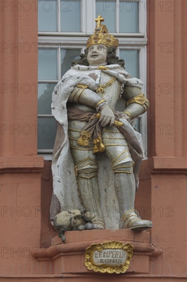 Sculpture of a Roman emperor with golden crown and cross, golden, view, ancient king, Zum Römischen Kaiser, Gutenberg-Museum, Liebfrauenplatz, Altstadt, Mainz, Rhine-Hesse region, Rhineland-Palatinate, Germany, Europe