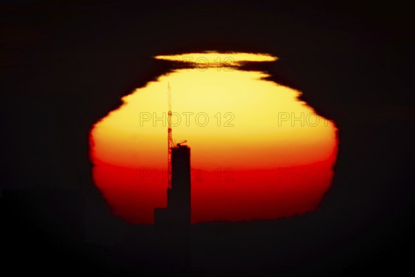 The top of the Commerzbank Tower in Frankfurt am Main stands out against the rising sun, Frankfurt am Main, Kronberg Malerblick, Hesse, Germany, Europe