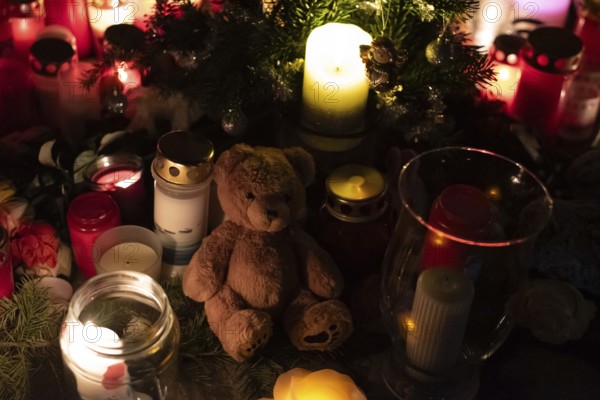 Commemoration of attack, small teddy bear and candles commemorate 20 December 2024, a man deliberately killed and injured several people with a rental car at the Magdeburg Christmas market, Magdeburg, Saxony-Anhalt, Germany, Europe