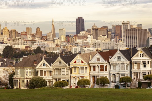 The Painted Ladies, Victorian wooden houses on Alamo Square and the skyline of San Francisco, California, United States of America, USA, North America