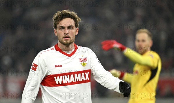 Jacob Bruun Larsen VfB Stuttgart (25) behind goalkeeper Peter Gulacsi RasenBallsport Leipzig RBL (01) MHPArena, MHP Arena Stuttgart, Baden-Württemberg, Germany, Europe