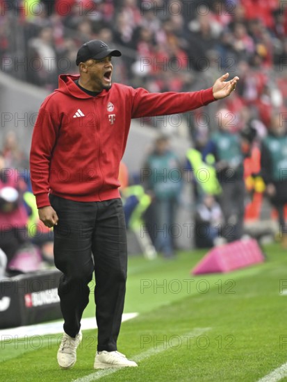Coach Coach Vincent Kompany FC Bayern Munich FCB on the sidelines Gesture Gesture Allianz Arena, Munich, Bavaria, Germany, Europe