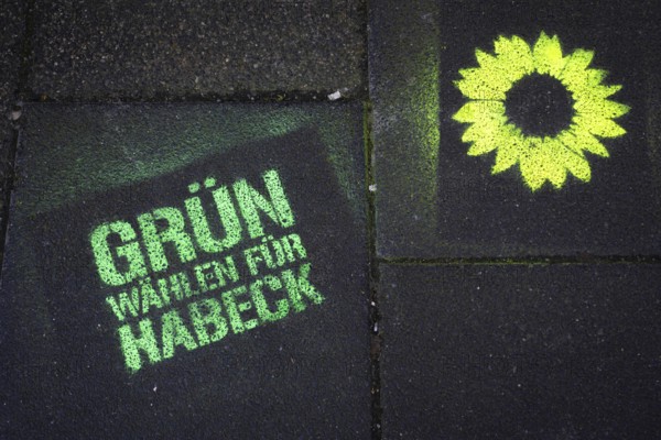 A sign saying GRÜN WÄHLEN FÜR HABECK on a pavement in Frankfurt am Main advertises Robert Habeck, the candidate for chancellor of the party Bündnis 90, Die Grünen, Frankfurt am Main, Hesse, Germany, on the occasion of the Bundestag election on 23 February 2025, Europe