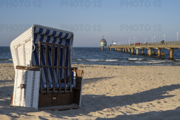 Beach chair on the sandy beach, tourists on the Vineta Bridge, pier with diving gondola, Zinnowitz, Usedom Island, Baltic Sea, Mecklenburg-Western Pomerania, Germany, Europe