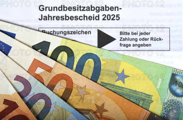 Property tax annual tax assessment 2025, symbolic image property tax reform, property tax, assessment, reform, tax assessment, tax office, banknotes, banknotes, EURO, Baden-Württemberg, Germany, Europe
