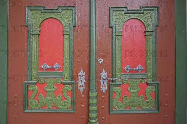 Wooden door with red and green decorations, door handle, door handle, fittings, detail, St Martin's Church, Langenau, Alb-Donau district, Swabian Alb, Baden-Württemberg, Germany, Europe