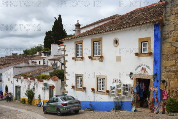Street scene with traditional buildings and a souvenir shop in a picturesque town, R. Direita, Óbidos, Obidos, Oeste, Centro, Estremadura, Portugal, Europe