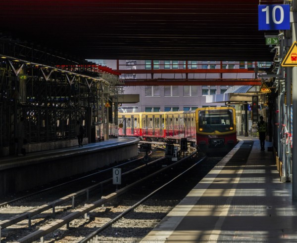 S-Bahn, platform and construction work at Berlin Ostbahnhof, Friedrichshain, Berlin, Germany, Europe