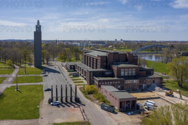 Magdeburg City Hall, on the left the Albin Müller Tower, in front Pferdetor, Magdeburg, Saxony-Anhalt, Germany, Europe