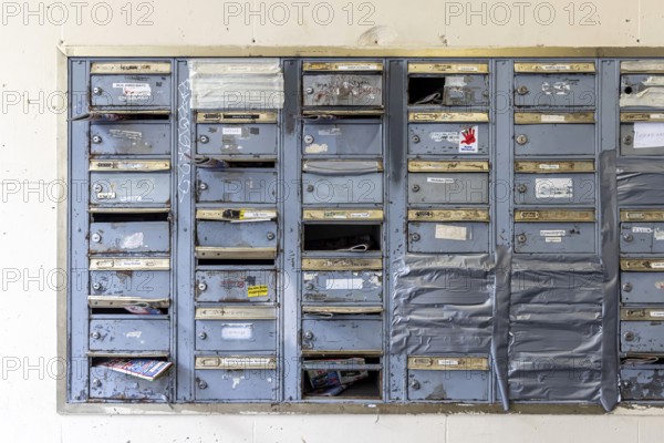 Doorbell sign, broken letterbox system on a dilapidated block of flats in Stuttgart, Baden-Württemberg, Germany, Europe