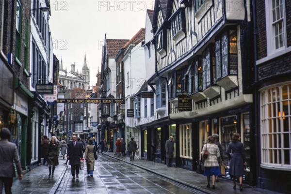 Menschen auf der historischen Stonegate Street in der Nähe der Yorker Münsterkirche, Yorkshire, England, Vereinigtes Königreich 19. November 1975