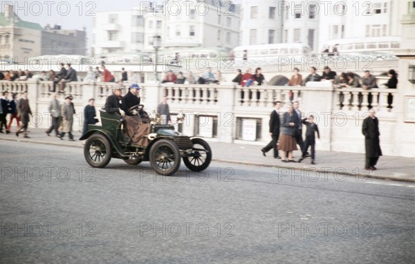 Presumably a 1904 Wolseley 6HP two-seater finishing the vintage car rally from London to Brighton, 6 November 1960, Brighton, Sussex, England, UK