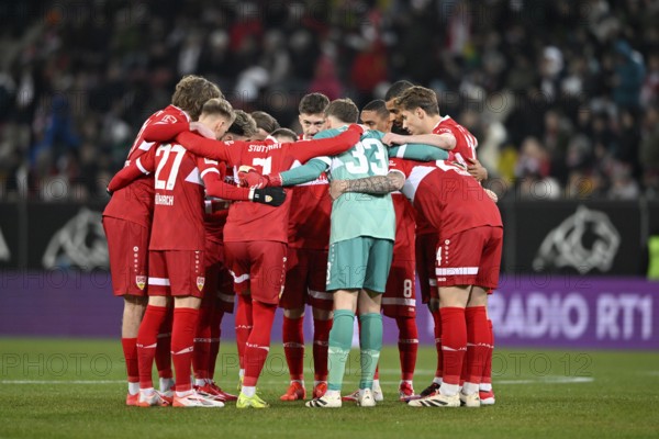 Team building, team circle in front of the start of the match VfB Stuttgart WWK Arena, Augsburg, Bavaria, Germany, Europe