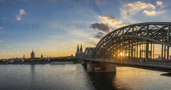 Köln (Köln) Deutschland, Sonnenuntergangspanorama Stadtsilhouette am Kölner Dom mit Rhein und Hohenzollernbrücke
