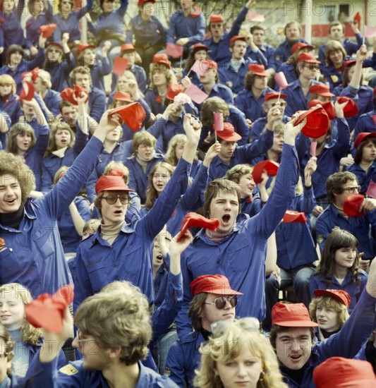 1980050165, East Berlin, 01.05.1980, Karl-Marx-Allee, cheering young members of the Free German Youth on the counter grandstand opposite the grandstand of honour at the May Day demonstration in East Berlin, GDR GDR