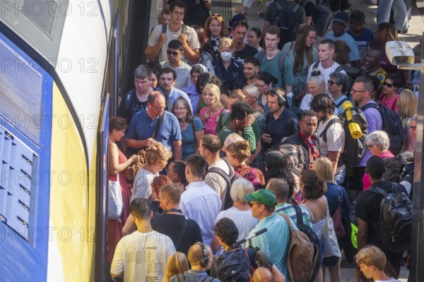 Many people crowded on a platform in front of a local train, chaos in local transport, Hamburg Central Station, Hamburg, Germany, Europe