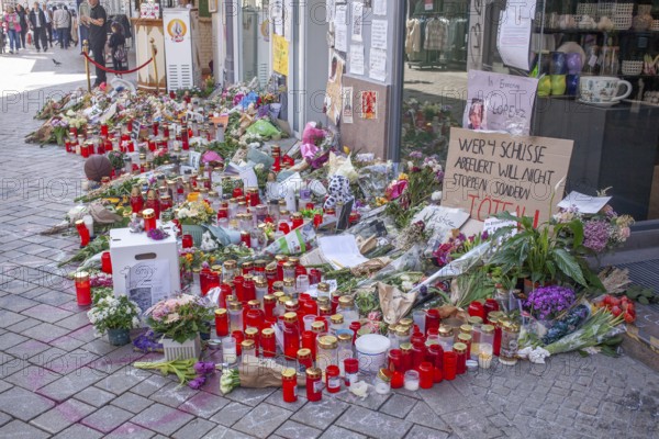 Many candles and flowers in memory of the killed Lorenz A. in the Oldenburg pedestrian zone, Oldenburg in Oldenburg, Lower Saxony, Germany, Europe