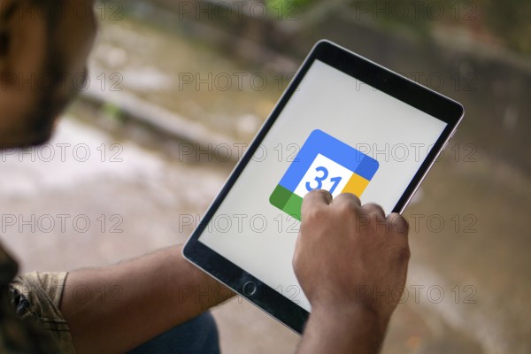 Google Calendar logo is displayed on smartphone.
