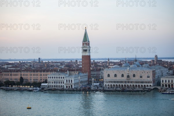 Abendstimmung, Ausblick von Kirche San Giorgio Maggiore zum Campanile San Marco und zum Dogenpalast, Venedig, Venetien, Italien