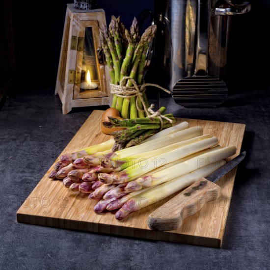White and green asparagus on kitchen board
