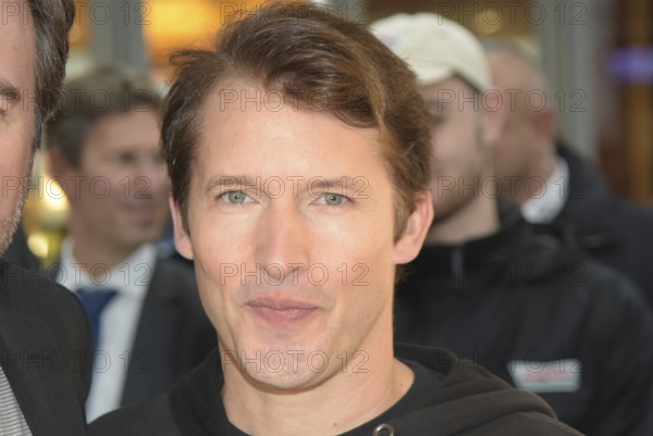 Frankfurt, Germany. 23th Oct, 2017. British Singer-Songwriter James Blunt (* 1974) takes a short stop from his Germany tour to visit the opening of the very first Krispy Kreme Doughnuts shop in Germany. Pictured: James Blunt together with Krispy Kreme Doughnots CEO Mike Tattersfield. The PopUp shop is open for only two weeks until November 4th, 2017 and is the first shop for the company in Germany. It is located in Main-Taunus-Zentrum, a shopping center in Sulzbach, Germany, Europe