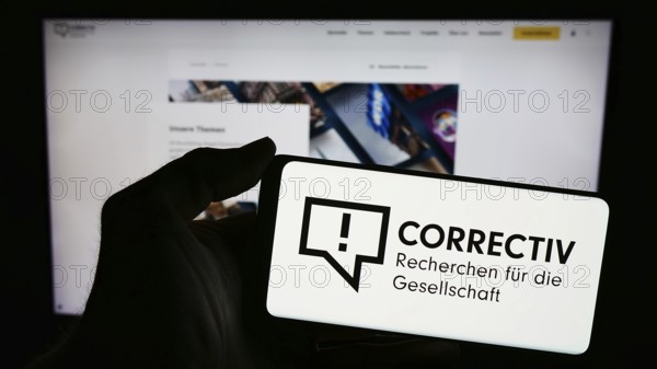 Stuttgart, Deutschland, 03-05-2024: Person hält Mobiltelefon mit Logo von Correctiv, Recherchen für die Gesellschaft gGmbH vor einer Webseite. Fokus auf Telefondisplay