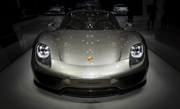 A picture of the front view of the Porsche 918 Spyder, captured in an auto shop in Berlin