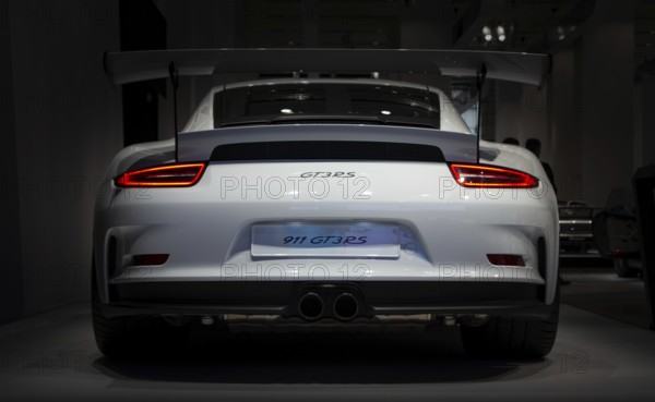 A picture of the rear view of the Porsche 911 GT3 RS, captured in an auto shop in Berlin