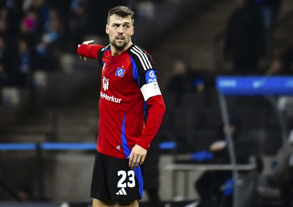 Jonas Meffert (Hamburger SV #23) gives instructions, gesticulates with his arms, gesticulates, gives instructions. (DFLDFB REGULATES PROHIBIT ANY USE OF PHOTOGRAPHS as IMAGE SEQUENCES andor QUASI-VIDEO)