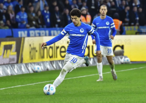 Ibrahim Maza (Hertha BSC #10) on the ball. (DFLDFB REGULATES PROHIBIT ANY USE OF PHOTOGRAPHS AS IMAGE SEQUENCES ANDOR QUASI-VIDEO)