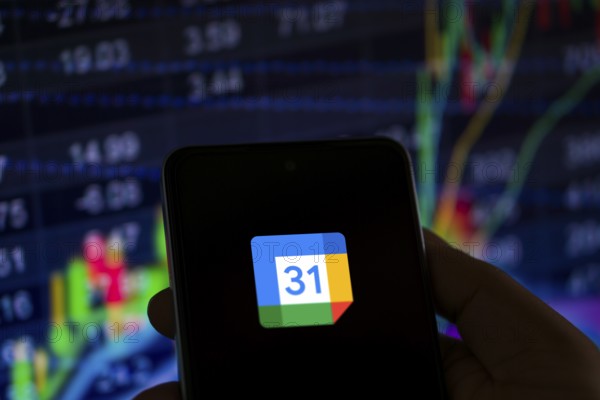 Google Calendar logo is displayed on smartphone.