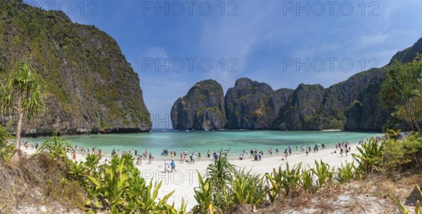 A picture of the iconic Maya Bay, on the Ko Phi Phi Lee Island