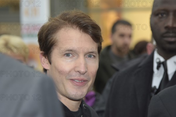 Frankfurt, Germany. 23th Oct, 2017. British Singer-Songwriter James Blunt (* 1974) takes a short stop from his Germany tour to visit the opening of the very first Krispy Kreme Doughnuts shop in Germany. The PopUp shop is open for only two weeks until November 4th, 2017 and is the first shop for the company in Germany. It is located in Main-Taunus-Zentrum, a shopping center in Sulzbach, Germany, Europe