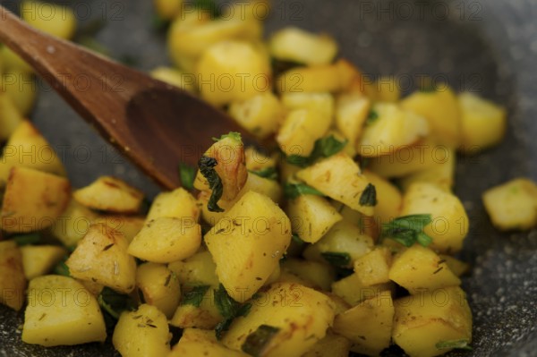 Roast potatoes with wild garlic (Allium ursinum), Quick meal, Roast pan, Potatoes, Wild vegetables, Cooking, Kitchen, Schwäbisch Hall, Germany, Europe