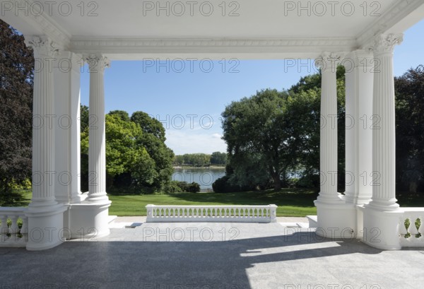 Bonn, government district (federal district, parliamentary district), Villa Hammerschmidt, official residence of the Federal President since 1950, view from the terrace through the garden to the Rhine