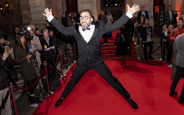 FRANKFURT AM MAIN, Deutschland, 18. Oktober 2019: Adnan Maral (*1968, deutsch-türkischer Schauspieler) bei seiner Ankunft auf dem Roten Teppich des Hessischen Film- und Kinopreises 2019 in Frankfurt am Main.