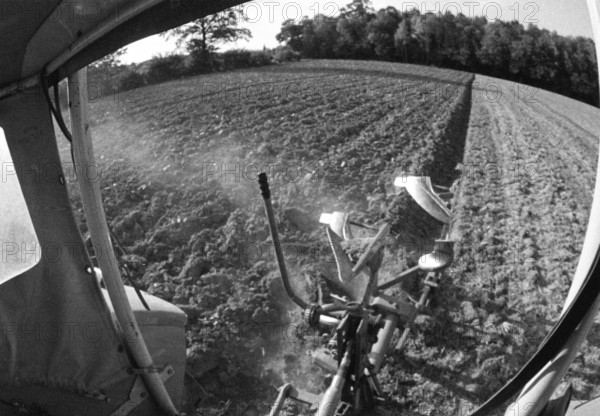 Farmers working in the fields in Muensterland on 10.09.1971, Germany, Europe