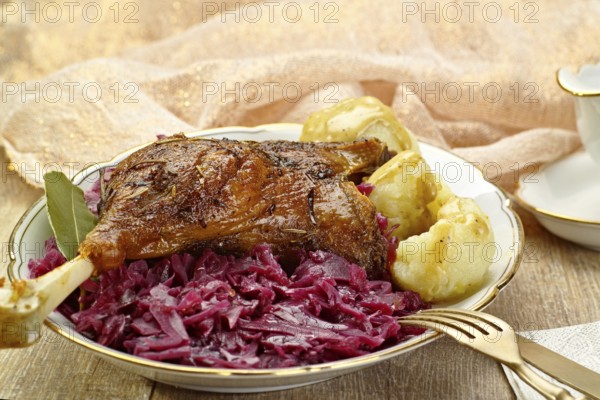 Goose leg with red cabbage and dumplings