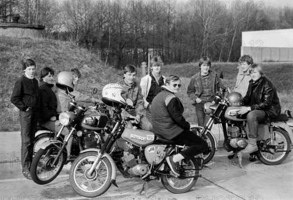 Young GDR citizens at the edge of the Stolpe-Nord motorway service area on the A24 Berlin-Hamburg motorway. They are sitting on their MZ and Simson motorbikes. Stolpe-Nord, Stolpe, Schwerin district, GDR