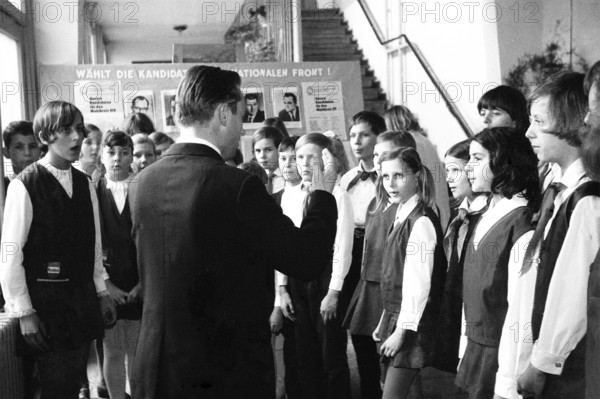 08.10.1968 GDR Rostock district City of Rostock. A choir of young and Thälmann pioneers from the 44th Polytechnic Secondary School welcomes the voters to the elections for the People's Chamber with a song. The polling station is located in one of the classrooms. Rostock