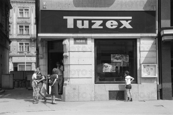 12.07.1985, CSSR, Karlovy Vary, TUZEX shop in the city centre, only foreign currencies such as dollars, Deutschmarks or francs were accepted here, Karlovy Vary (Karlsbad)