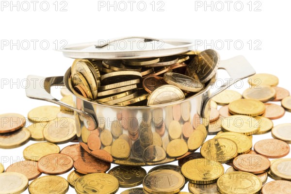 A cooking pot is filled with euro coins, symbolic photo for Fördergelder Austria