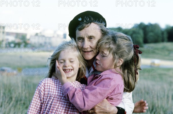 Astrid Lindgren. Swedish author of childrens books, songs and novels. Born 14 november 1907 - 28 january 2002. Internationally famous for the books featurings Pippi Longstocking, Emil of Lönneberga, Karlsson-on-the-roof and the Six Bullerby children. 2017 she was calculated to be the world's 18th most translated author. Roughly 167 million of her books was sold worldwide 2010. Pictured with child actresses Jonna Liljendahl and Liv Alsterlund who plays the main characters in the 1979 film Du är inte klok Madicken