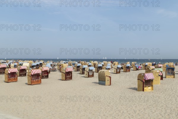 Summer weather, bathers and beach chairs on the spa beach, Travemünde beach, Hanseatic city of Lübeck, Schleswig-Holstein, Germany, Europe