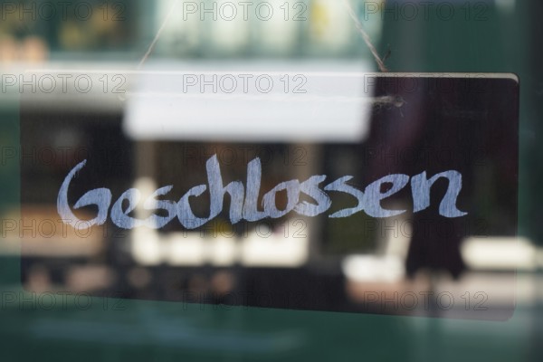 sign geschlossen - meaning closed in german - business shutdown