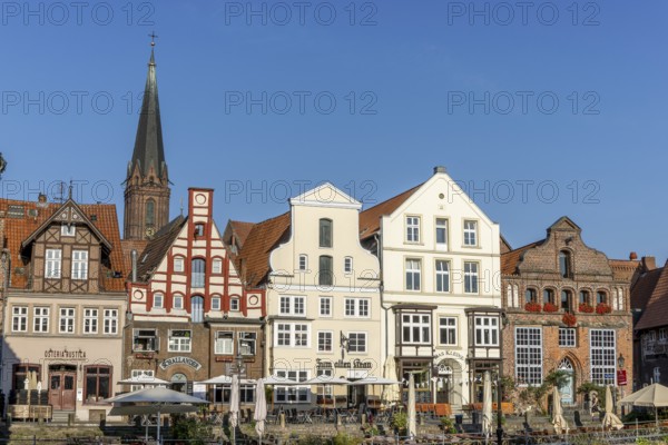 Historic surrounding gabled houses with many shops and restaurants on the square Am Sande in the medieval old town of Lüneburg, Hanseatic city of Lüneburg, Lower Saxony, Germany, Europe