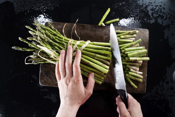 Photographic representation of the moment of preparation of a bunch of wild asparagus