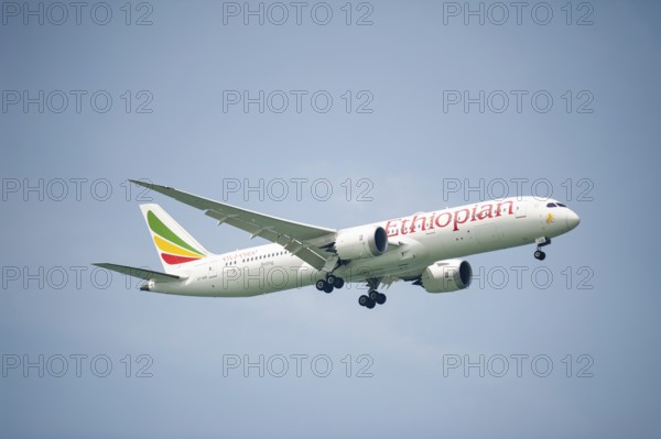 30.07.2023, Singapore, Republic of Singapore, Asia, A Boeing 787-9 Dreamliner passenger aircraft of the Ethiopian airline Ethiopian Airlines with the registration ET-AUO approaching Changi International Airport, Asia